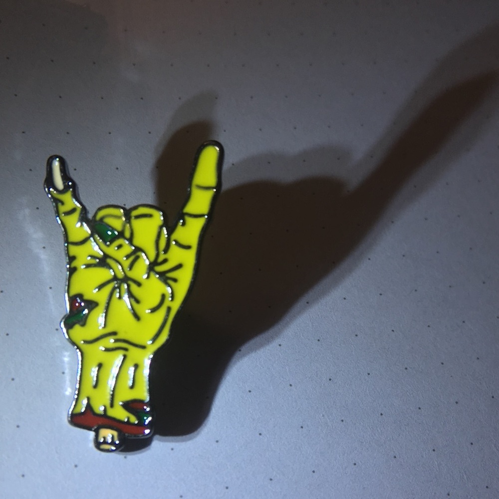 🧟‍♀️ Zombie Rock & Roll Hand enamel metal pin NIB